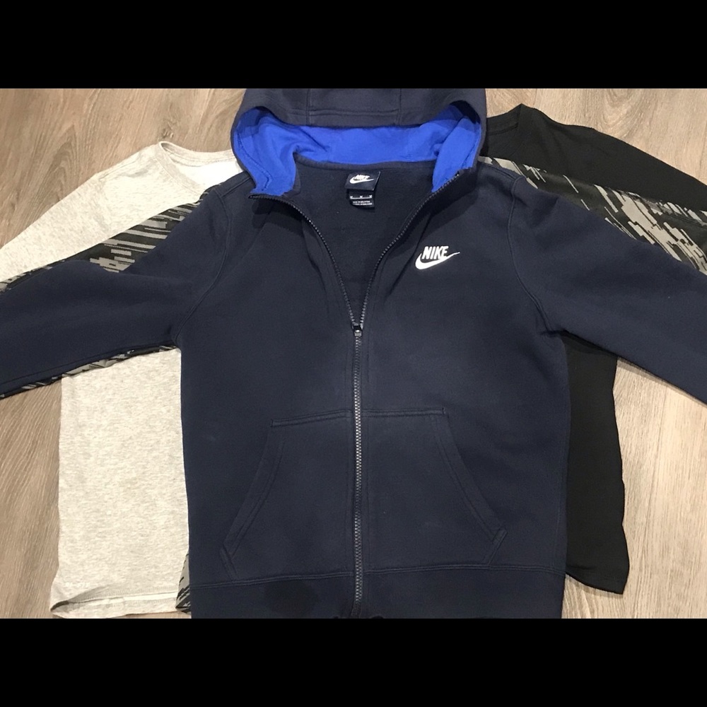 NIKE - t-shirt and sweatshirt assortment.